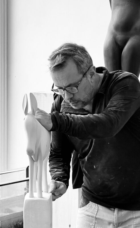 Bildhauer Klaus Metz bei der Erstellung einer seiner Tierskulpturen aus Holz.