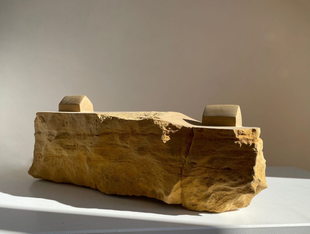 Bildhauerkunstwerk Landschaft aus Baumstamm.